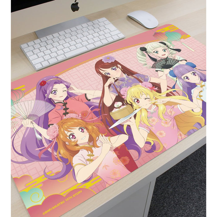 【新品】アイカツ！ 10th STORY ～未来へのSTARWAY～ 描き下ろし 集合 チャイナドレスver. マルチデスクマット / アルマビアンカ 発売日:2025年03月頃